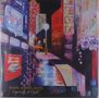 "Kari Kirkland, Especially at Night." Eine bunte Illustration einer Stadtlandschaft bei Nacht mit hellen Lichtern und Reklametafeln., LP