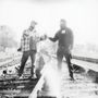 Zwei Menschen stehen auf Bahngleisen und geben sich die Hand. Es wirkt wie ein nostalgisches, verblasstes Foto., 2 LPs