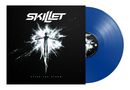 "SKILLET" oben, "AFTER THE STORM" unten. Eine Silhouette vor einer Energieexplosion, dunkler Hintergrund, blaue Vinyl., LP