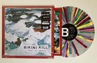 "BIKINI KILL" und "REJECT ALL AMERICAN" auf einem CD-Cover. Links ein bunt gefärbtes Vinyl mit einem Schwarz-Weiß-Label., LP