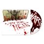 3D-Text "GWAR" mit Blut, darunter "BEYOND HELL" und "20th Anniversary Edition". Eine CD mit blutigem Design., CD