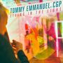 "TOMMY EMMANUEL, CGP - LIVING IN THE LIGHT" in bunten Buchstaben über einem Mann mit Akustikgitarre.