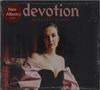 „Devotion“ in rosa, „Margaret Glaspy“ in rot. Frau in schwarzem Kleid mit rosa Ärmeln, sitzt vor dunklem Hintergrund., CD