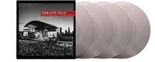 "DMB LIVE TRAX" in rotem Rechteck über Schwarz-Weiß-Foto eines Konzerts; vier helle Vinyl-Schallplatten daneben., 4 CDs