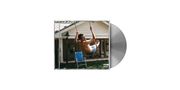 Ein Mann schaukelt ohne Hemd im Garten vor einem Haus. Ein blauer Stuhl steht darunter. Ein "Parental Advisory"-Logo ist zu sehen., CD