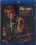 Texte: JOHNNY HALLYDAY, LORADA TOUR, BERCY.95. Mann spielt Gitarre, trägt Lederweste mit Nieten, Tattoo am Arm., Blu-ray Disc