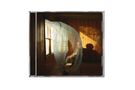 Ein Raum aus Holz, Licht strömt durch ein Fenster, ein blauer Vorhang weht, eine Person sitzt im Schatten., CD