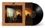 "Oberfläche: Definitive Sound Series. Eine Frau sitzt am Fenster, eingehüllt in transparenten Vorhang, Holzvertäfelung.", LP