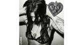 Im Zentrum ist ein Herz mit "Eliza et" zu sehen. Darunter eine Person mit Tattoos, im schwarzen Spitzen-BH. Text links: "LOUANE"., LP