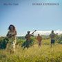 Text: "Mia Doi Todd HUMAN EXPERIENCE". Vier Personen spielen Instrumente auf einer Wiese an einem sonnigen Tag., LP