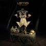 „Lamisi – Let Us Clap“; Frau in kunstvollem, goldener Kleidung in einem Wald, umgeben von dekorativen Gegenständen., CD