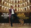 "FELIX KLIESER, I SOLISTI DI PAVIA, SENZA PAROLE" Ein Mann sitzt entspannt auf einem Stuhl in einem eleganten Theater., CD