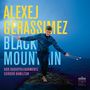 „Alexej Gerassimez, Black Mountain, NDR Radiophilharmonie, Gordon Hamilton.“ Ein Mann balanciert mit Schlegeln am Meer., LP