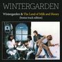 „Wintergarden“: Zwei Männer in weiß trinken Tee, ein Bild fokussiert mit Laserstrahl. Rechts zwei lächelnde Männer.