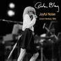 Carla Bley, "Joyful Noise (Live in Hamburg 1984)". Frau singend auf Bühne in Schwarz-Weiß., 2 CDs