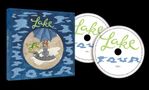 „Lake“ in Grüntönen auf der Verpackung und den CDs. Eine Illustration zeigt einen Frosch und einen Regenschirm., 2 CDs