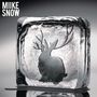 Oben links steht "MIIKE SNOW". Ein Eiswürfel mit der Silhouette eines Hasen mit Geweih ist zu sehen.