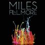 "MILES AT THE FILLMORE" in großen Buchstaben, darunter bunte, hochspritzende Farbtropfen auf einem schwarzen Hintergrund., 4 CDs