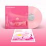 Der Text "JOHN MAUS" steht auf einem pinken Albumcover, mit einer rosa Schallplatte und einer illustrierten Landschaft.