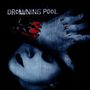 Text "DROWNING POOL" oben, "SINNER" auf Hand. Gesicht mit tätowierter Hand, Flammenmuster, dunkle Stimmung., LP
