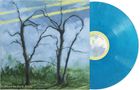 Gemälde von zwei kahlen Bäumen auf einer grünen Wiese unter blauem Himmel. Blaue Vinyl-Schallplatte daneben., LP