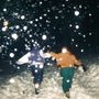 Zwei Personen laufen durch dichten Schneefall, nachts in einem verschneiten Gebiet, Hand in Hand., CD