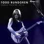"TODD RUNDGREN SABAN THEATRE 2016" zeigt einen Mann mit Gitarre auf einer Bühne in lebhafter Pose., 2 CDs