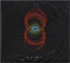 "BINAURAL" steht unten in klaren Buchstaben. Rote und blaue Nebel formen symmetrische Ovale auf schwarzem Hintergrund.