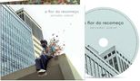 Text: "a flor do recomeço" und "salvador sobral". Mann sitzt auf Gebäude, Blumen sprühen aus ihm. CD und Gebäude im Hintergrund.
