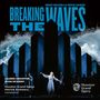 "Breaking the Waves" von Missy Mazzoli & Royce Vavrek. Frau mit ausgebreiteten Armen vor hohen, dunklen Strukturen., 2 Super Audio CDs