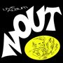 „LIVE ALBUM“ oben links, großer Text „NOUT“ mittig, gelber Kreis mit gezeichneten Gesichtern darunter., CD