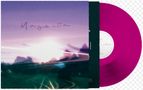 Text „Magenta“ auf einem Plattencover. Im Hintergrund ein verschwommener Sonnenuntergang. Magentafarbene Schallplatte., LP