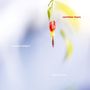 "vermillion hours", "melaine dalibert", "david sylvian". Eine rote Blume mit grünen Blättern, unscharfer Hintergrund.