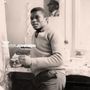 Text: "SLY MISTER JOHNSON". Ein Mann in einem Pullover steht in einem Zimmer vor einem Tisch., LP