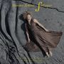 Mariana Ramos Sinfonico. Frau in braunem Kleid liegt auf dunklen, zerklüfteten Felsen., CD
