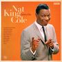„Nat King Cole Greatest Hits“. Eine Liste von Songs steht links. Er trägt einen karierten Anzug und lächelt., 2 LPs