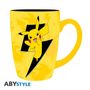 Logo "ABYSTYLE"; Gelbe Tasse mit Pikachu und Blitzdesign, schwarzer Innenseite.