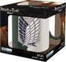 „Attack on Titan“ Logo, Tasse mit Flügelmotiv, Verpackung mit 460ml Angabe und ABYSTYLE Hinweis.