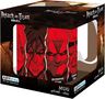"Attack on Titan", "Armored Titan", "Colossal Titan". Illustration mit roten Titanen-Gesichtern auf einem Verpackungskarton.