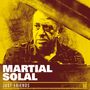 "MARTIAL SOLAL", "JUST FRIENDS" unten. Gelbe Illustration eines nachdenklichen Mannes vor einem Klavier., LP