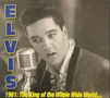 "ELVIS" steht vertikal links, unten: "1961: The King of the Whole Wide World...". Schwarz-Weiß-Bild eines Mannes am Mikrofon., 3 CDs