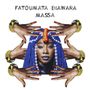 "FATOUMATA DIAWARA MASSA" steht oben. Eine Frau mit blauem Haar ist umgeben von Händen mit Schmuck und bunten Armbändern., LP