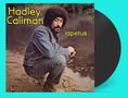Text: "Hadley Caliman, iapetus". Ein Mann in Jeansjacke hockt am Flussufer mit nachdenklichem Blick.
