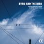 "BYRD AND THE BIRD" steht oben. Zwei Vögel sitzen auf einem Draht, der sich gegen blauem Himmel mit Wolken befindet.