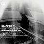 "BLACKBIRDS Music from the 1960s. Bacewicz, Britten, Feldman, Veress. Nicolas Altstaedt, Swedish Radio Symphony Orchestra, Maxim Emelyanychev."  
Ein verschwommenes Schwarz-Weiß-Bild eines Mannes mit Regenschirm, im Hintergrund eine Treppe., CD