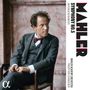 "SYMPHONY NO. 5, MAHLER, ON PERIOD INSTRUMENTS" steht neben einem Mann im Anzug mit Fliege vor einer marmorierten Wand., CD