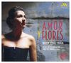 AMOR Y FLORES, Marion Vergez-Pascal, Héloïse Bertrand-Oleari, Timothée Vinour. Frau in schwarzem Bustier vor Steinwand.