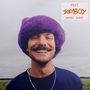 „PEET, JOYBOY, NOUVEL ALBUM.“ Ein lachender Mann trägt eine flauschige, lilafarbene Mütze und ein blaues Shirt., CD