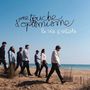 Oben steht handschriftlich „une touche d’optimisme, la vie d’artiste“. Eine Gruppe Menschen geht am Strand entlang.
