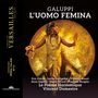 GALUPPI, L’UOMO FEMINA. Person mit Zopf und goldener Kleidung hält Spiegel und Tasche, steht vor goldenem Hintergrund., 2 CDs